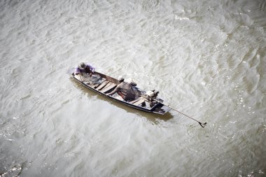 Balıkçılar bir nehirde balık tutma