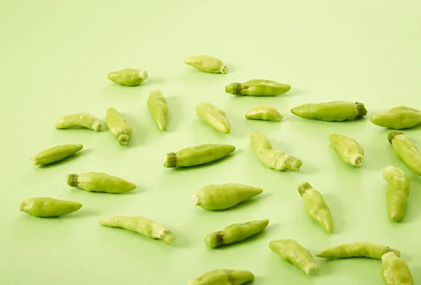 Frische Chili Auf Einem Grünen Tisch — Stockfoto