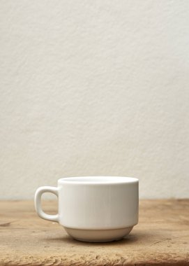 boş bardak araba anahtar ahşap masa üstünde ahşap arka plan üzerinde