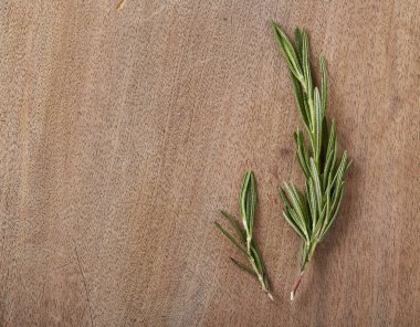 Biberiye eski ahşap masa üzerinde