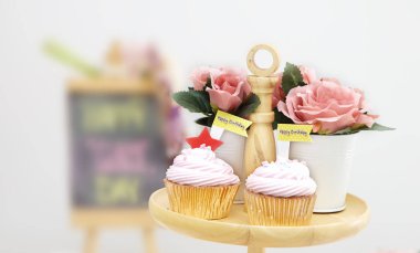 Ahşap cupcake üzerinde pembe kek standı