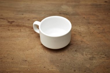 boş bardak araba anahtar ahşap masa üstünde ahşap arka plan üzerinde