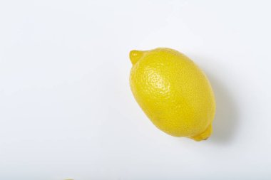 Beyaza izole edilmiş taze limon