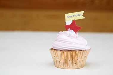 Açık renkli tablo üzerinde pembe mutlu yıllar tatlım