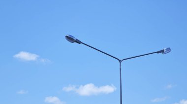 Parlak gün bir sokakta sokak lambası