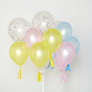 birçok parlak balon üzerinde beyaz izole