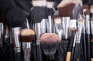 Portre visagistes siyah kahverengi ve beyaz renkler için göz farı toz ve yüz temel için birçok farklı profesyonel doğal yumuşak makyaj fırçaları