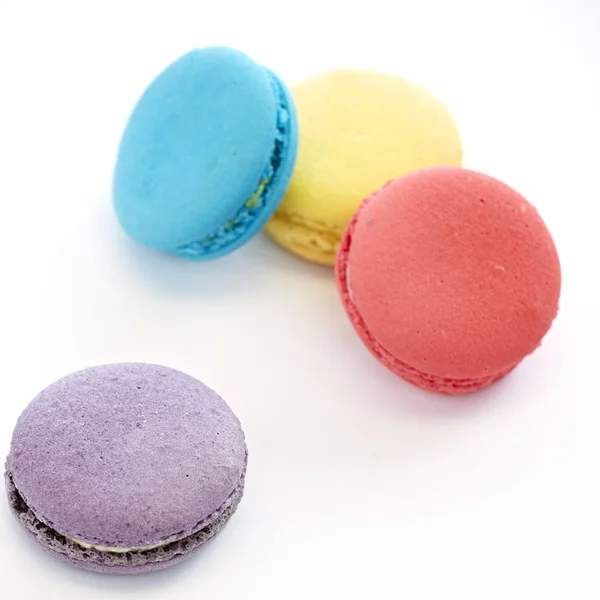 Macarons Coloridos Franceses Amarillo Púrpura Azul Rosa Aislado Blanco — Foto de Stock