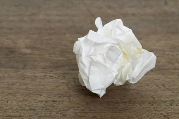 Blanco Bola Papel Arruga Escritorio Madera Vieja —  Fotos de Stock