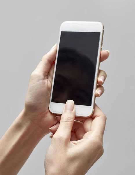Крупный План Женщины Печатающей Мобильном Телефоне Изолированы Белом Фоне Рука — стоковое фото
