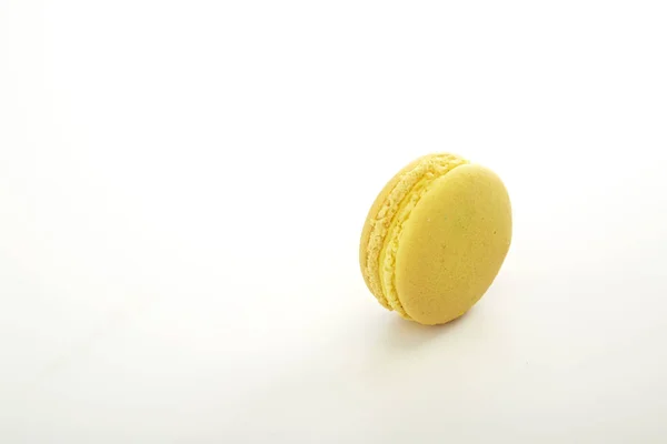 Francuski Macaron Żółty Białym Tle — Zdjęcie stockowe