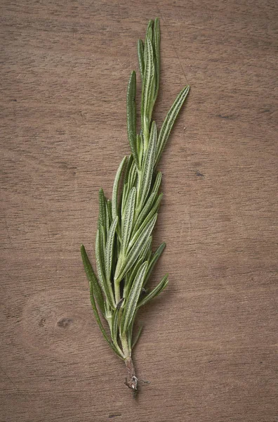 Frischer Rosmarin Auf Dem Alten Holztisch — Stockfoto