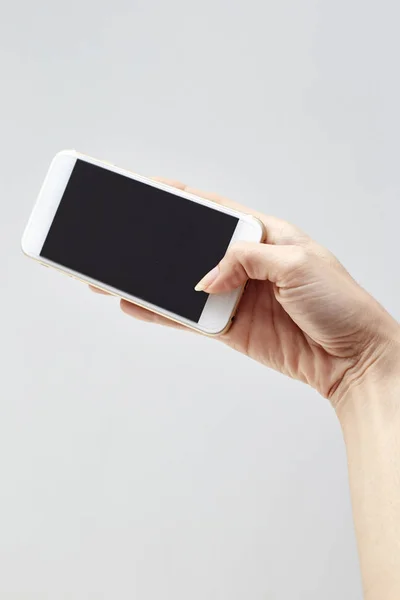 Крупный План Женщины Печатающей Мобильном Телефоне Изолированы Белом Фоне Рука — стоковое фото