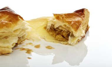 Beyaz Arkaplanda Tavuklu Turta