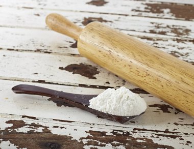 Ahşap zemin üzerine un ve mutfak gereçleri.