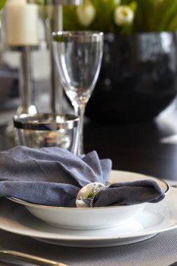 Boş gözlük yemek odasında ayarla