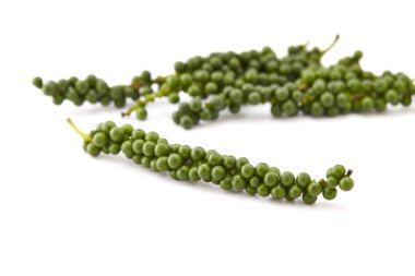 beyaz zemin üzerine yeşil peppercorns