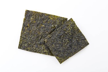 Beyaz arka plan üzerinde izole gevrek ve kuru deniz yosunu