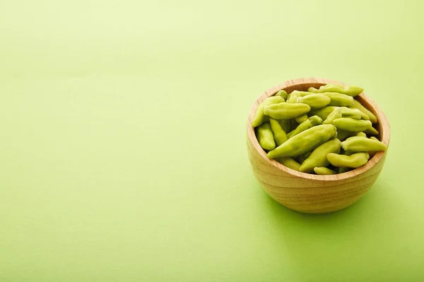 Grüne Paprika Hölzerne Schale Auf Grünem Hintergrund — Stockfoto