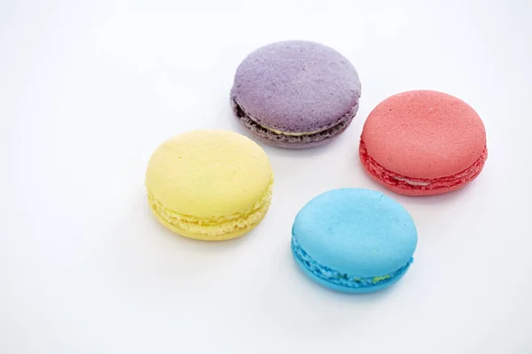 Macarons Coloridos Franceses Amarillo Púrpura Azul Rosa Aislado Blanco — Foto de Stock