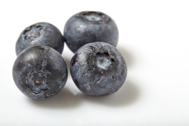 Beyaz arka planlı portre üzerinde izole taze yaban mersini