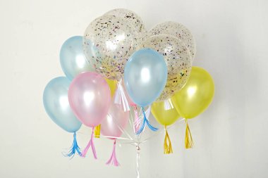 birçok parlak balon üzerinde beyaz izole