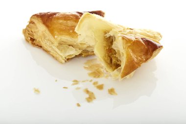 Beyaz Arkaplanda Tavuklu Turta