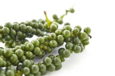 beyaz zemin üzerine yeşil peppercorns