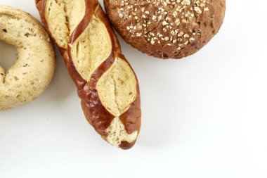 çeşitli ekmek izole üzerinde beyaz izole