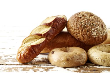 çeşitli ekmekler tahta masada