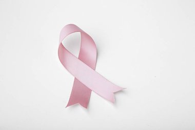 Beyaz arkaplanda izole edilmiş pembe kurdele