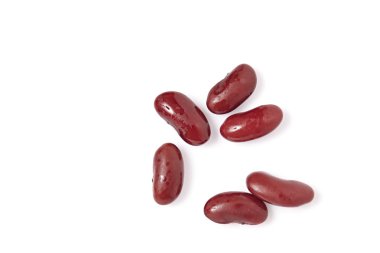 Beyaz zemin üzerinde kırmızı fasulyeler izole