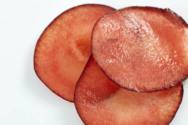 Beyaz arka plan üzerinde olgun siyah Erik