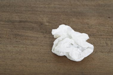 Eski ahşap masa üzerinde kağıt topu beyaz çökmek