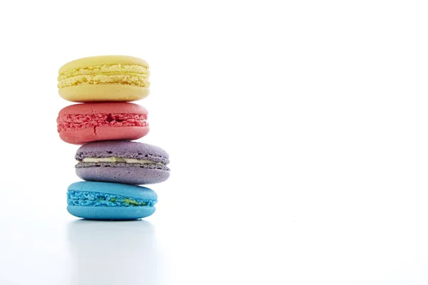 Französisch Bunte Macarons Gelb Lila Blau Rosa Isoliert Auf Weiß — Stockfoto
