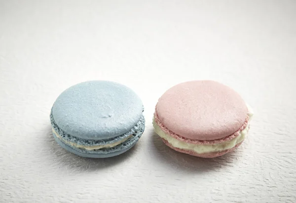 Rosa Und Blaues Macaron Auf Weißem Papier — Stockfoto