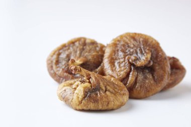 Kuru incir üzerinde beyaz bir adam izole