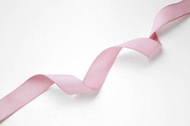 Beyaz bir arka plan üzerinde Mix pembe kurdele