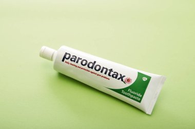 Tayland 17september 2016-Parodontax florür diş macunu