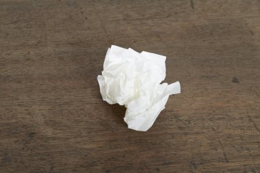 Eski ahşap masa üzerinde kağıt topu beyaz çökmek