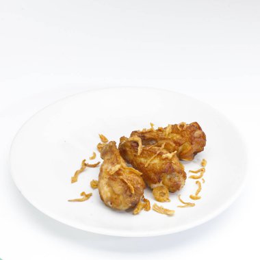 En iyi A görünüm beyaz plaka, çıtır çıtır kızarmış tavuk izole A beyaz arka plan üzerinde.