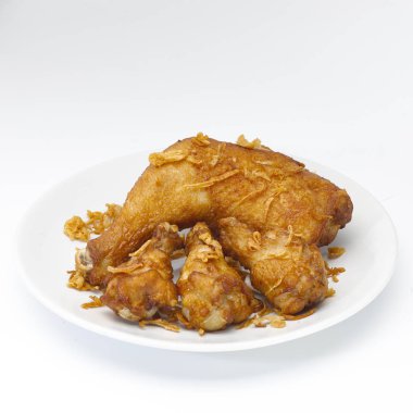 En iyi A görünüm beyaz plaka, çıtır çıtır kızarmış tavuk izole A beyaz arka plan üzerinde.