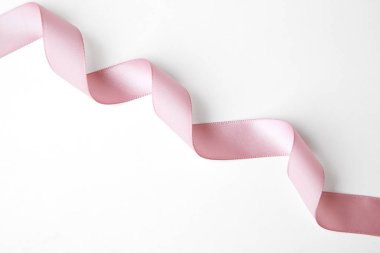 pembe kurdele sınır üzerinde beyaz izole bukleler ile