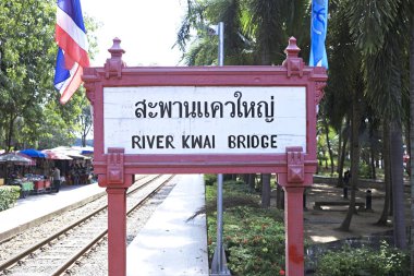 River Kwai Köprüsü tren istasyonu işareti, Kanchanaburi, Tayland.