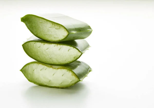 Aloe Vera Scheiben Geschnitten Isoliert Auf Weißem Hintergrund — Stockfoto