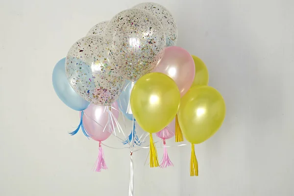 Muitos Balões Brilhantes Isolados Branco — Fotografia de Stock