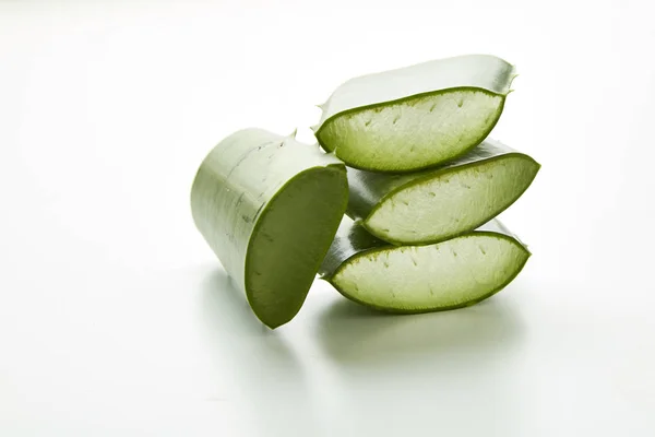 Aloe Vera Scheiben Geschnitten Isoliert Auf Weißem Hintergrund — Stockfoto