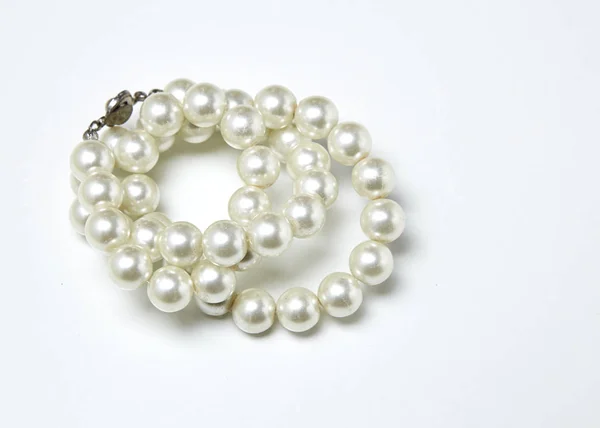 白色的珍珠上孤立的珍珠项链 — 图库照片