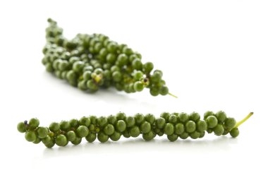 Beyaz adam çok taze yeşil biber