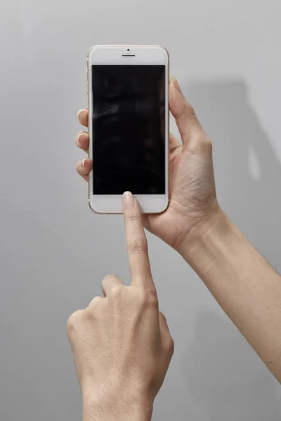 Telefon Der Hand Auf Einem Smartphone Mit Leerem Bildschirm Arbeiten — Stockfoto